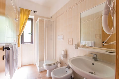 Apartment, 2 Bedrooms (rustico) | Bathroom | Shower, free toiletries, hair dryer, bidet