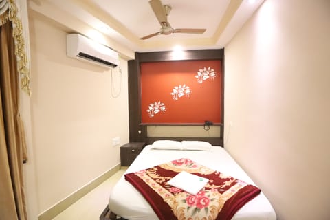 In-room safe, desk, rollaway beds, bed sheets