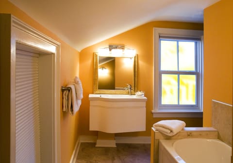 Sir William | Bathroom | Free toiletries, hair dryer, bathrobes, towels