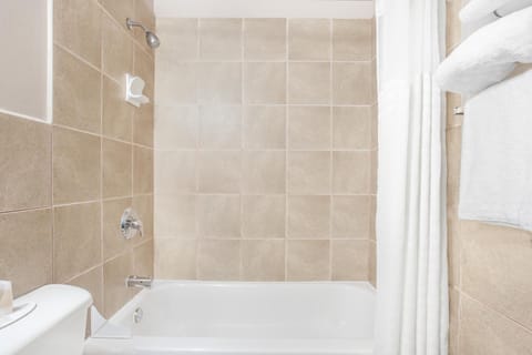 Combined shower/tub, free toiletries, towels