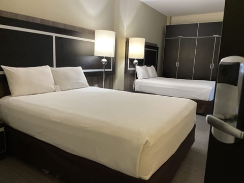 Deluxe Room | Premium bedding, pillowtop beds, minibar, desk