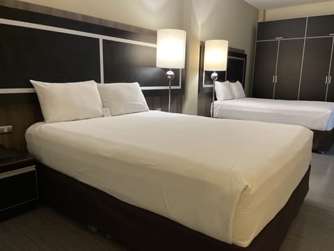 Deluxe Room | Premium bedding, pillowtop beds, minibar, desk