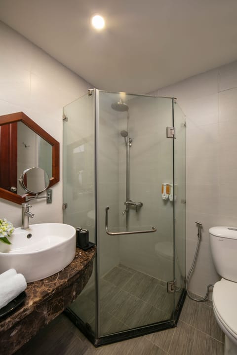 Combined shower/tub, rainfall showerhead, free toiletries, hair dryer