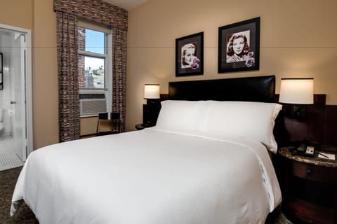 Deluxe Room, 1 Queen Bed | Egyptian cotton sheets, pillowtop beds, in-room safe, desk