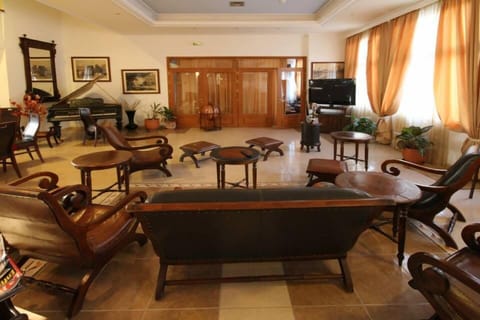 Lobby lounge
