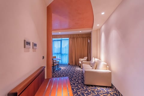 Suite | Premium bedding, down comforters, minibar, in-room safe