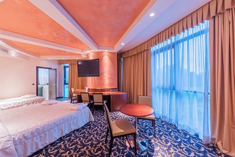 Suite | Premium bedding, down comforters, minibar, in-room safe