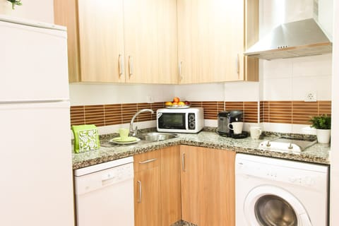 Studio, Balcony (RT.0108) | Private kitchen | Full-size fridge, microwave, stovetop, dishwasher