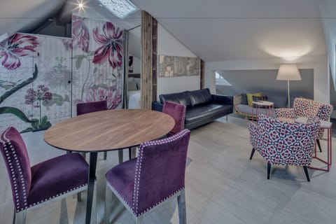 Business Apartment | Living area | Flat-screen TV, heated floors