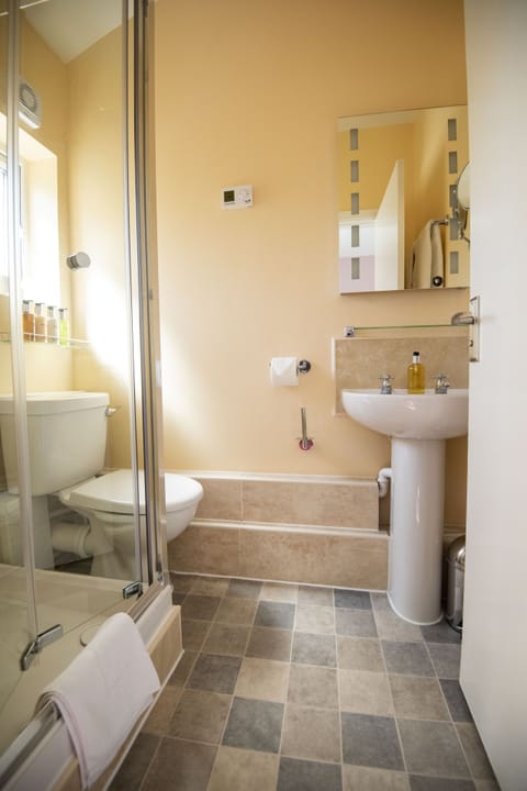 Standard Single Room, 1 Large Twin Bed, Ensuite, Garden View | Bathroom | Shower, free toiletries, hair dryer, towels