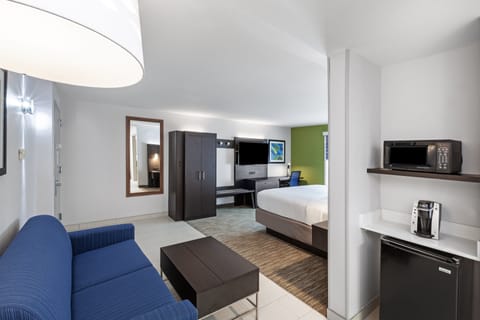 Suite, 1 King Bed | In-room safe, desk, blackout drapes, iron/ironing board