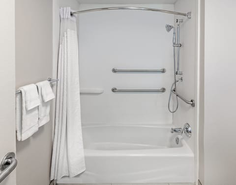 Combined shower/tub, free toiletries, hair dryer, towels