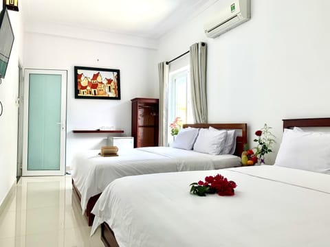 Deluxe Family Room | Minibar, desk, soundproofing, free WiFi