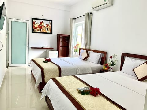Deluxe Family Room | Minibar, desk, soundproofing, free WiFi