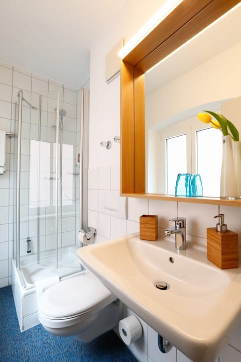 Single Room | Bathroom | Shower, eco-friendly toiletries, hair dryer, towels