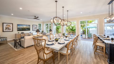 The large dining table offers seating for the whole group...