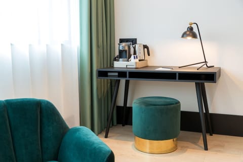 Hypo-allergenic bedding, minibar, in-room safe, blackout drapes