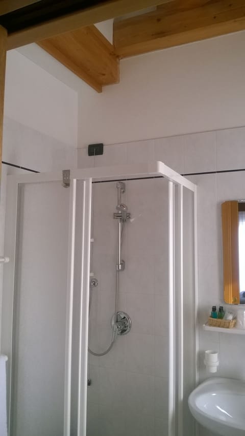 Triple Room | Bathroom | Shower, hair dryer, bidet, towels