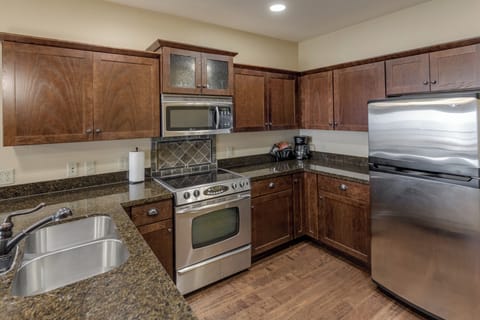 Lakeview 2 Bed 1 Bath Condo | Private kitchen