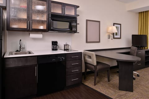 Studio Suite, 1 King Bed | Hypo-allergenic bedding, desk, laptop workspace, blackout drapes
