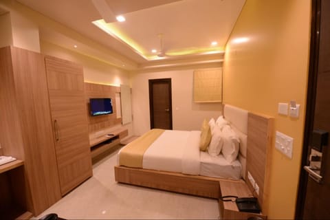 Deluxe Room | Premium bedding, minibar, in-room safe, desk