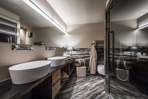 Gold Suite with steambath | Bathroom | Free toiletries, hair dryer, bathrobes, slippers