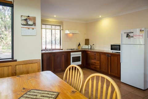 Cottage, 3 Bedrooms, Pixie Mops | Private kitchen | Full-size fridge, microwave, stovetop, coffee/tea maker