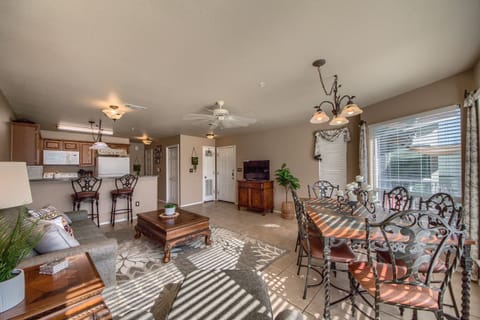 Dining Room Table with seating for 6!