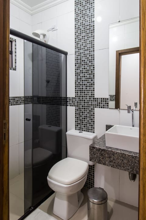 Standard Triple Room | Bathroom | Shower, hair dryer, towels