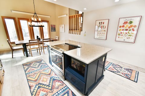 Fully Equipped Kitchen with Island - Fully Equipped Kitchen with Island