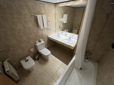 Combined shower/tub, free toiletries, hair dryer, bidet