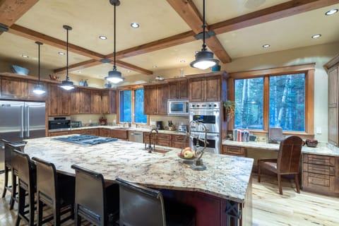 4.1-alpenglow-mountain-village-vacation-rental-kitchen