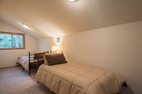 Mt Hood Retreat 4th bedroom - Upstairs 4th bedroom with two twins