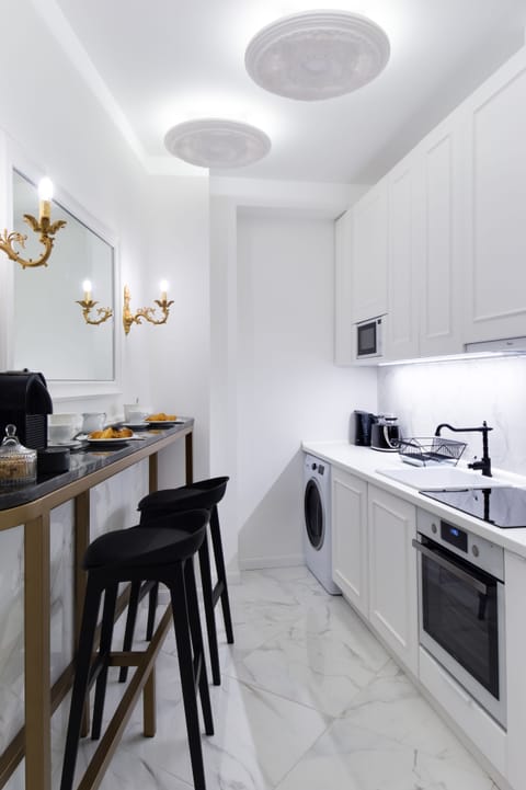 Superior Apartment, 2 Bedrooms (Eliza Suite, 1st floor) | Private kitchen | Fridge, microwave, oven, stovetop