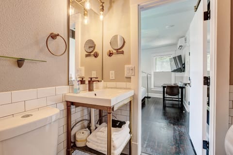 Room, 1 King Bed, Refrigerator, Corner | Bathroom | Shower, free toiletries, hair dryer, towels