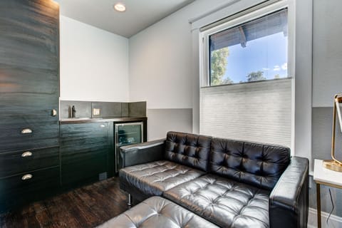 Room, 1 King Bed, Refrigerator, Corner | Living area | Flat-screen TV, Netflix, Hulu, streaming services
