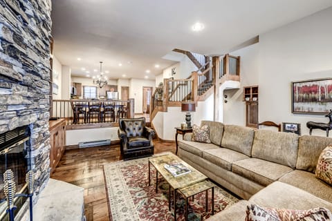 Spacious Living Room with Fireplace - Spacious Living Room with Fireplace