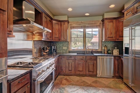 Beautiful Fully Eqipped Kitchen Beautiful Fully Eqipped Kitchen