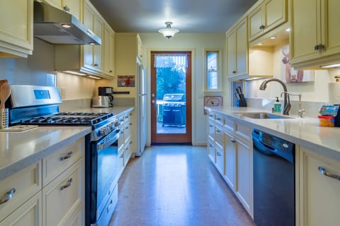 Kitchen - Plenty of Kitchen Space to Make a Great Meal