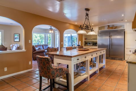 Kitchen Island - Beautiful Island with lots of cooking spac