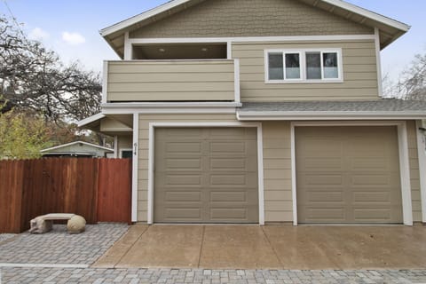 Very little traffic in the Alley, keeps it quiet for your stay.