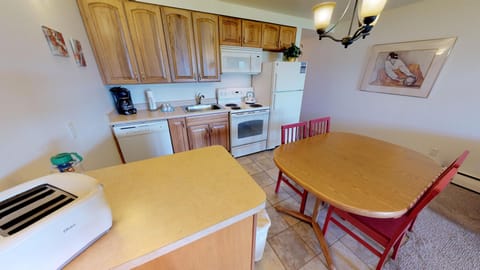 Fully Equipped Kitchen with Table for 4 - Fully Equipped Kitchen with Table for 4