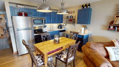 Fully Equipped Kitchen with Table for 4 - Fully Equipped Kitchen with Table for 4