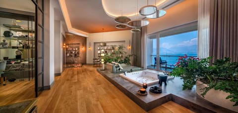 Ocean Suite (Urban Chic Lounge Access) | Premium bedding, minibar, in-room safe, desk