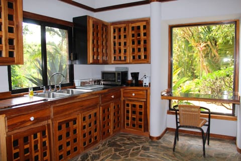 Comfort Villa, 2 Bedrooms, Non Smoking | Private kitchenette | Fridge, coffee/tea maker