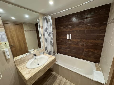 Comfort Twin Room | Bathroom | Combined shower/tub, free toiletries, hair dryer, bidet