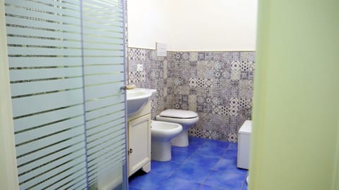 Deluxe Double Room | Bathroom | Shower, free toiletries, towels