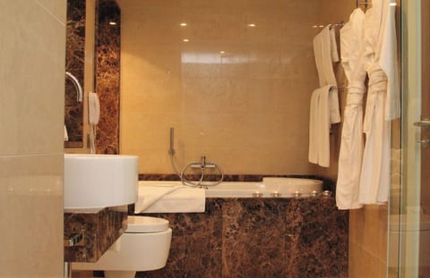 Executive King Suite | Bathroom | Combined shower/tub, eco-friendly toiletries, hair dryer, towels