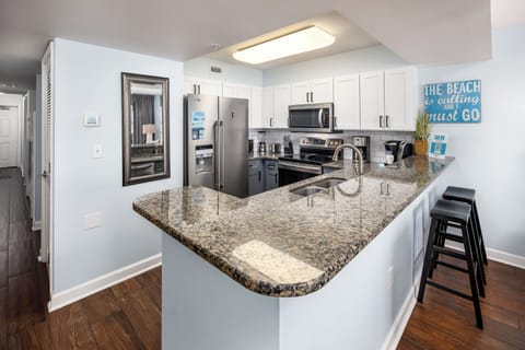 Additional seating available at the breakfast bar - Bar stools allow the kids to have cereal while Dad cooks, yet they don’t block views.