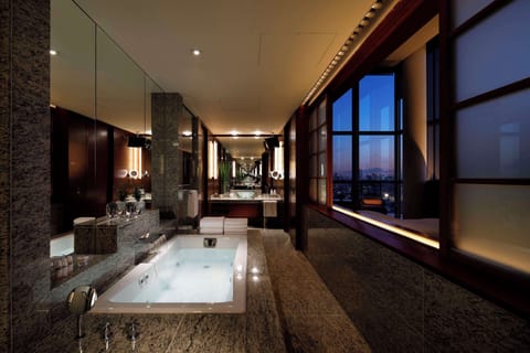 Presidential Suite | Bathroom | Combined shower/tub, deep soaking tub, rainfall showerhead